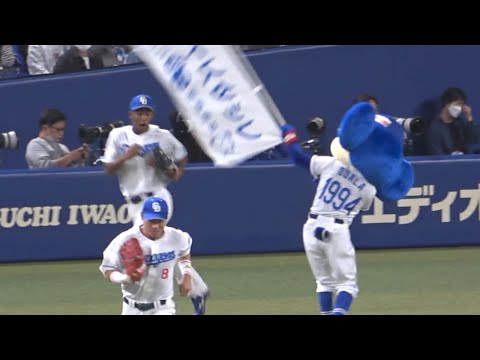 ドアラが振り上げた旗にビビるブライト（笑） (2023/04/16)