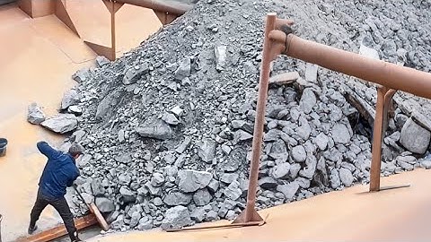 Barge unloading 2500 tons of super large iron ore on November 27 - Vlog of work on the barge