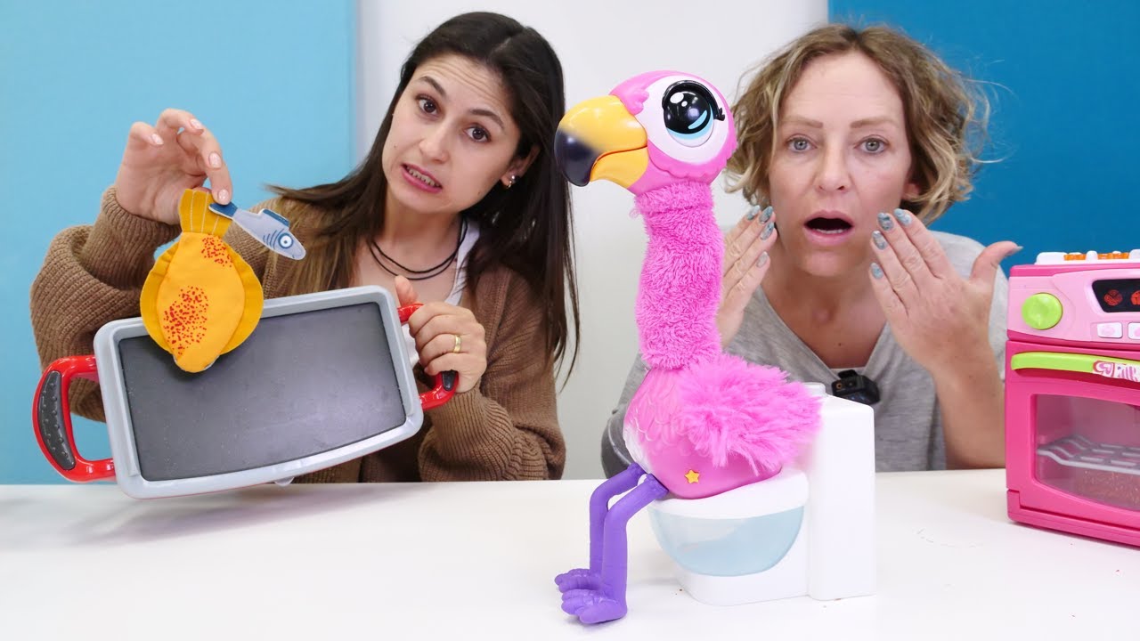 ⁣Oyuncak Kafe. Flamingo balıktan midesi bozuluyor! Çocuk videosu. Yemek yapma oyunu