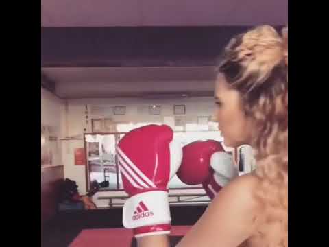 Fabiola Traint Voor Boksen Tegen VonnekeBonneke