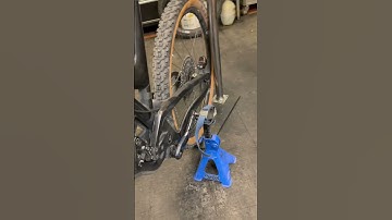 How to remove stuck Sram Dub Cranks. 2023 #biketricks #dhmtb #srammtb