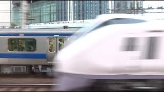 グレーの床下機器のE531系と併走しながら特急ときわE657系とすれ違う新橋駅を出発した山手線外回りE231系の車窓