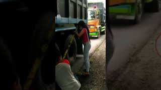 Download lagu Kisah Indah Seorang Sopir KISS Kisah Indah Seorang Sopir KISS