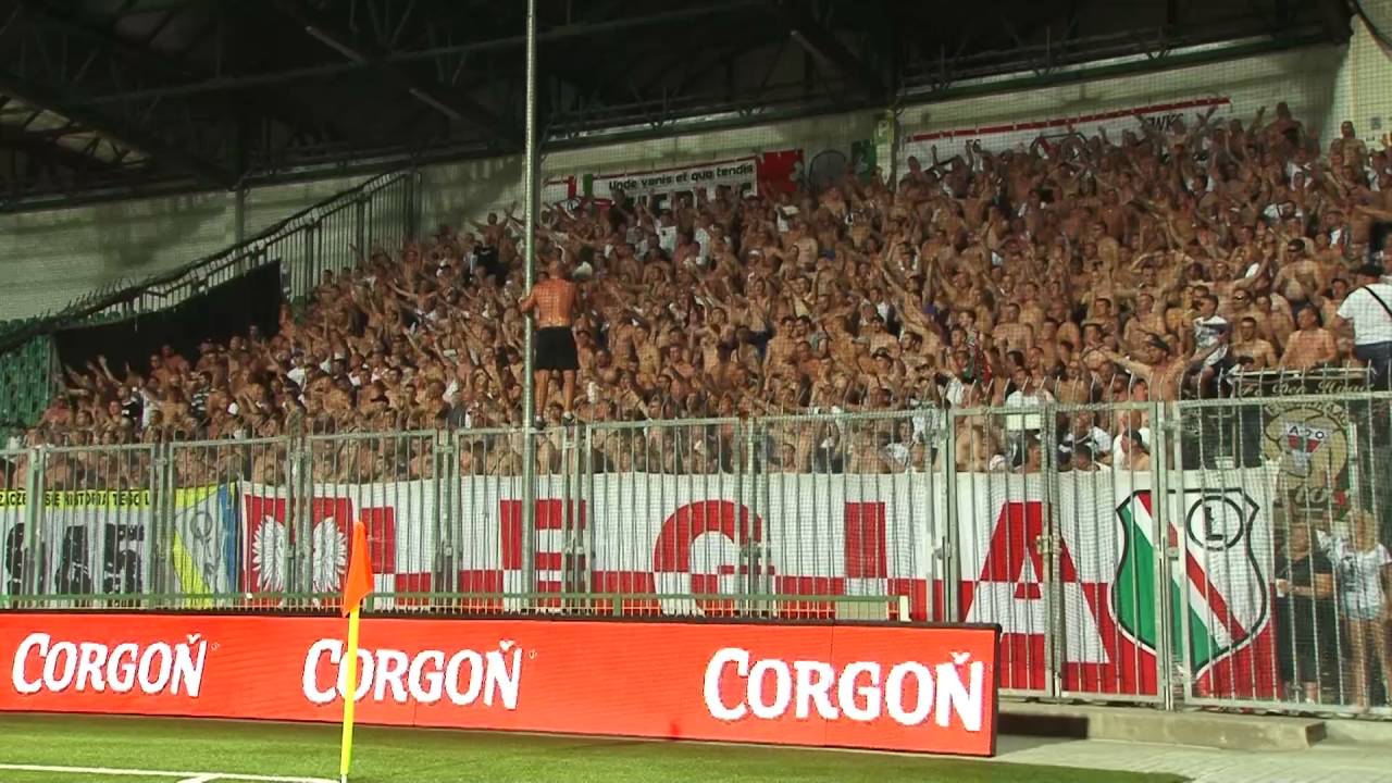 Doping kibiców Legii podczas meczu wyjazdowego z AS Trencin.