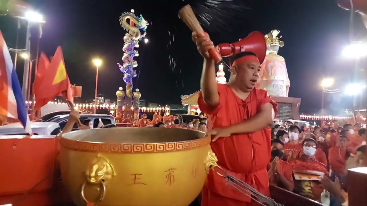 องค์เทพเจ้าประทับทรงออกแห่รอบเมืองนครสวรรค์ งานประเพณีแห่เจ้าพ่อ-เจ้าแม่ปากน้ำโพ ตรุษจีนนครสวรรค์