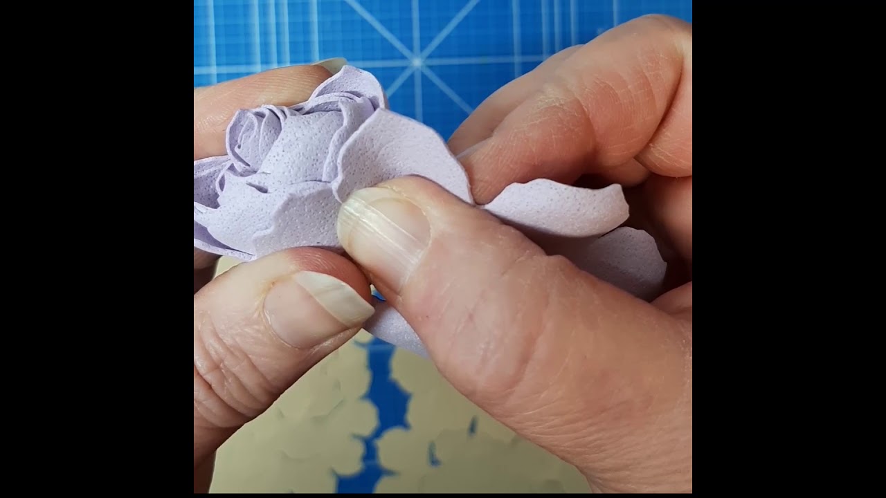 Rose e boccioli con fustella pigna Sizzix