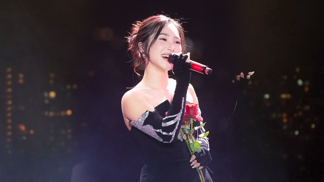 Hương Tràm - Người Từng Yêu Anh Rất Sâu Nặng | Live At DeloDelo Show