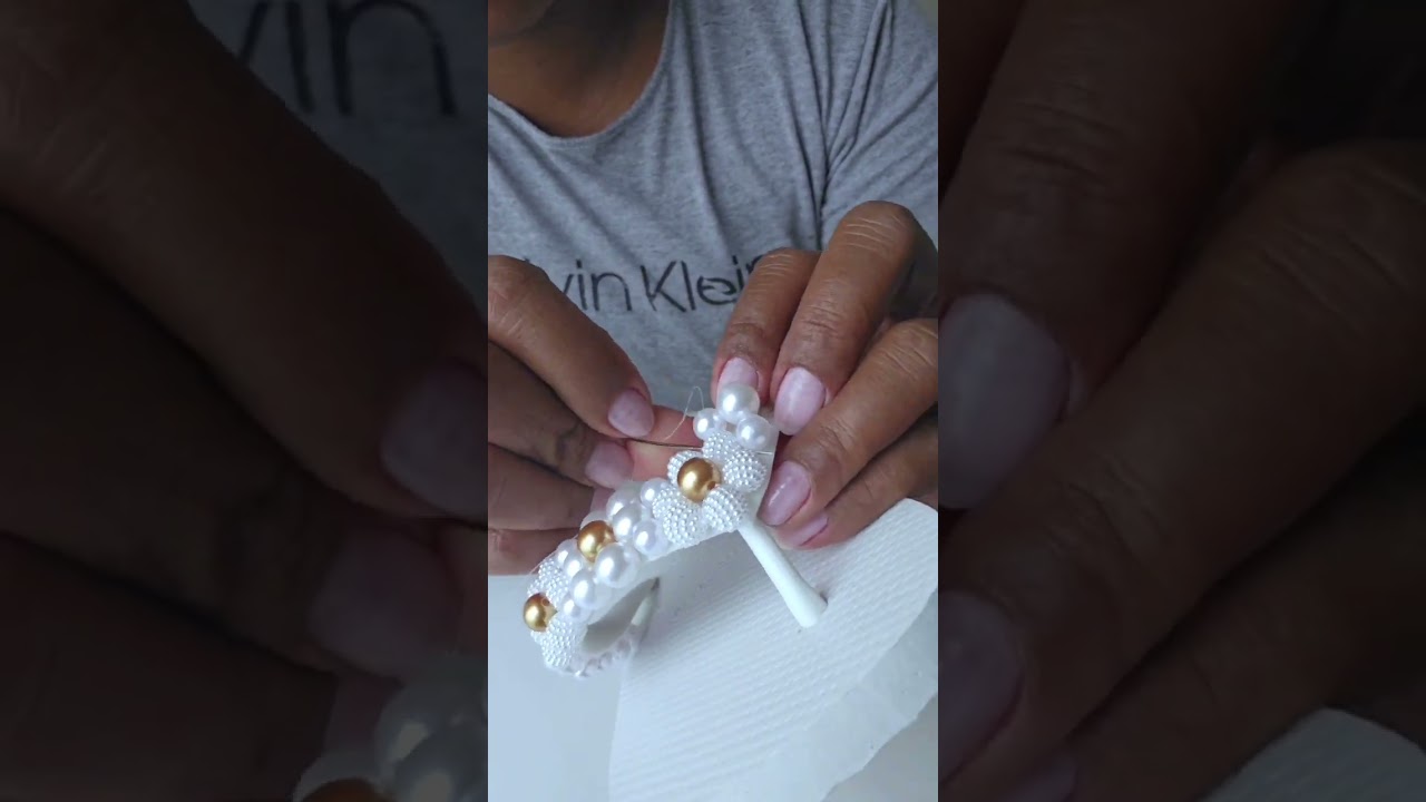 Chinelos bordados com costura invisível 