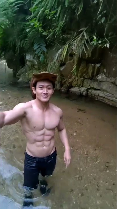 NGINTIP KULI KEKAR MANDI DI SUNGAI
