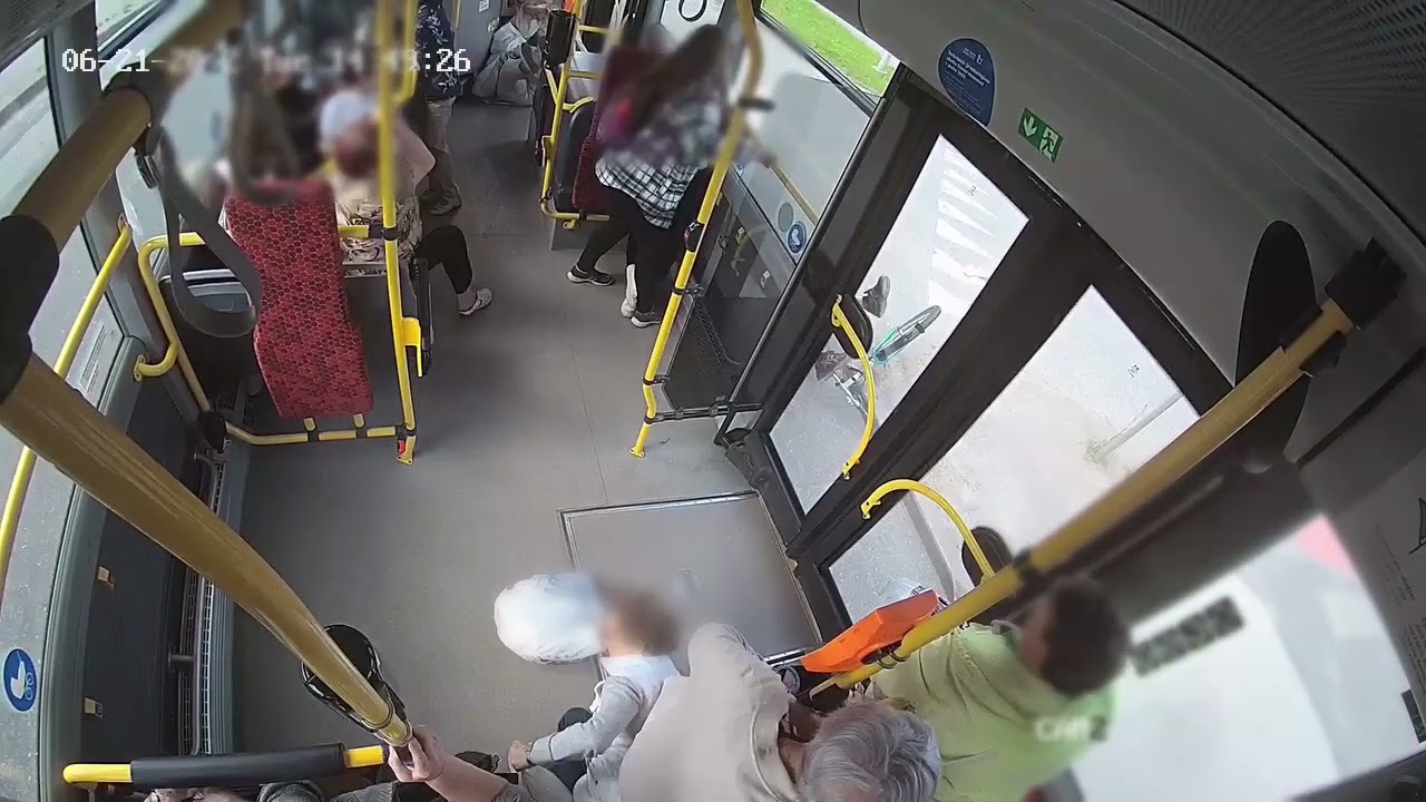 bussi äkkpidurdus, inimesed kukuvad / bus suddenly brakes, people fall 