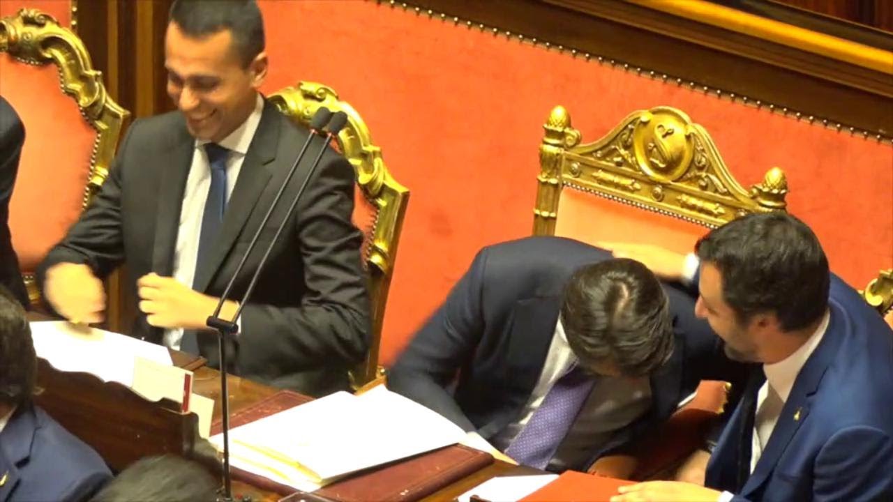 Governo Conte, applausi e pacche sulle spalle con Di Maio e Salvini