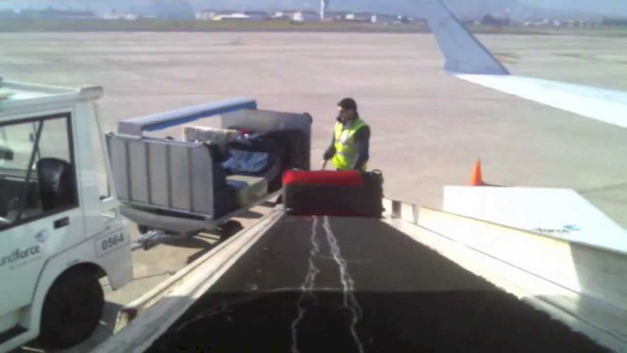 Sabes Como Viaja Tu Maleta En Un Avión? - YouTube