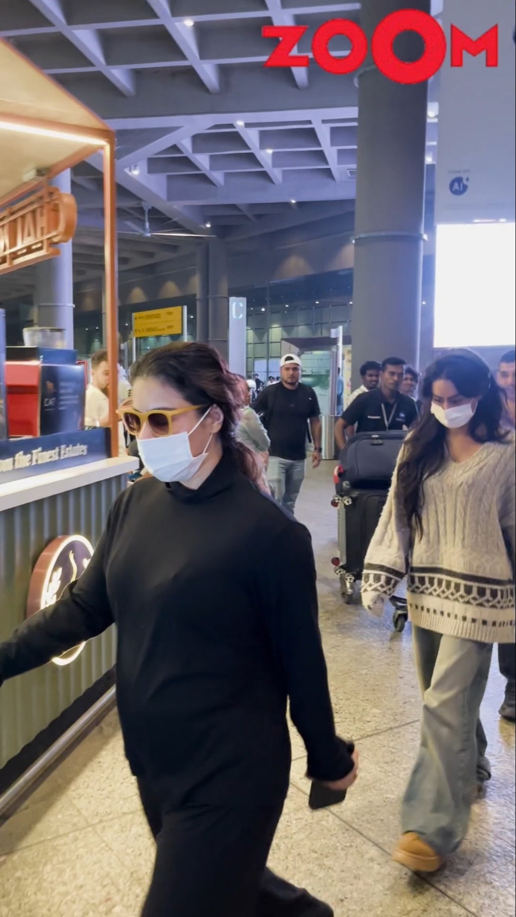 Kajol GUIDES daughter Nysa Devgan through the airport to avoid interacting with paps #kajol #shorts