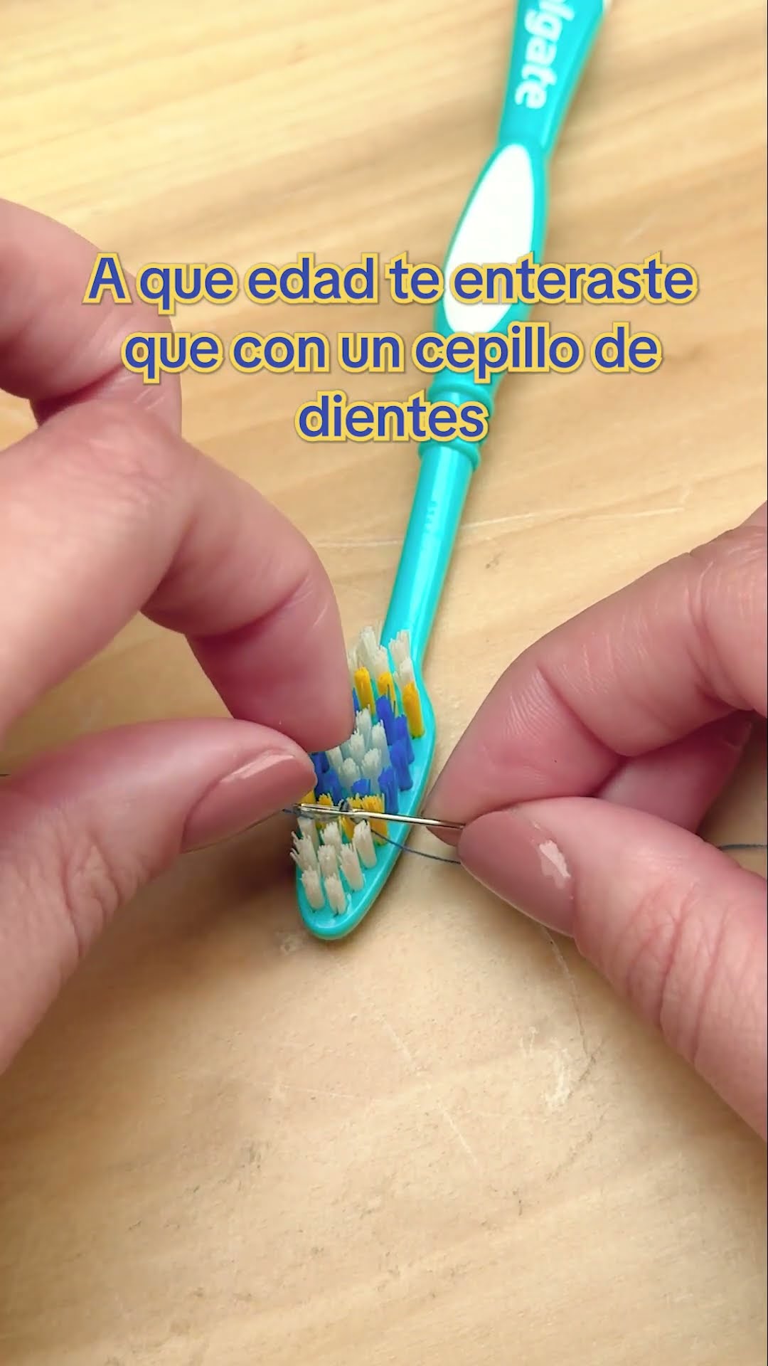 ¿Sabías que puedes ensartar una aguja con un cepillo de dientes?