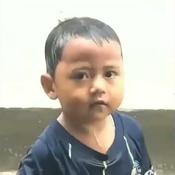 Anak Kecil Mandi Hujan dimarahi Ibunya