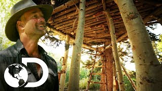 Casa en el bosque se mezcla con el paisaje | La liga de la supervivencia | Discovery Latinoamérica