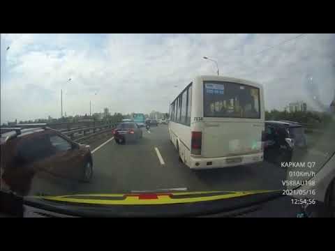 Мотоциклист провёл реанимацию через пробку в Петербурге