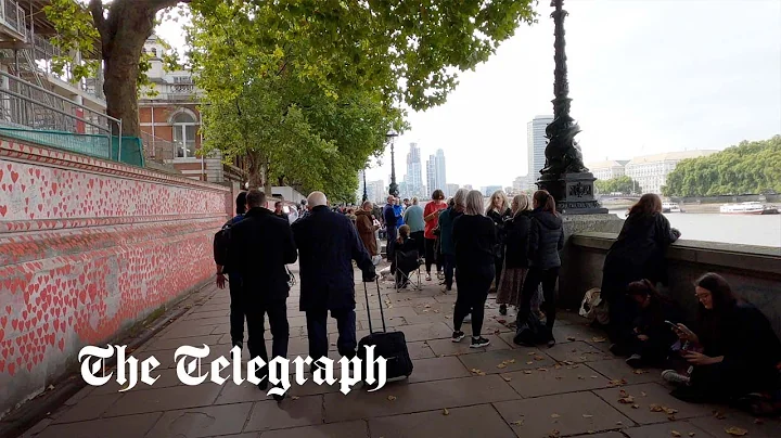 Timelapse of long queue to see Queen Elizabeth II'...