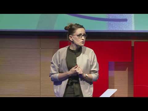 Minimalizm to życie na własnych warunkach  | Katarzyna Kędzierska | TEDxKatowiceSalon