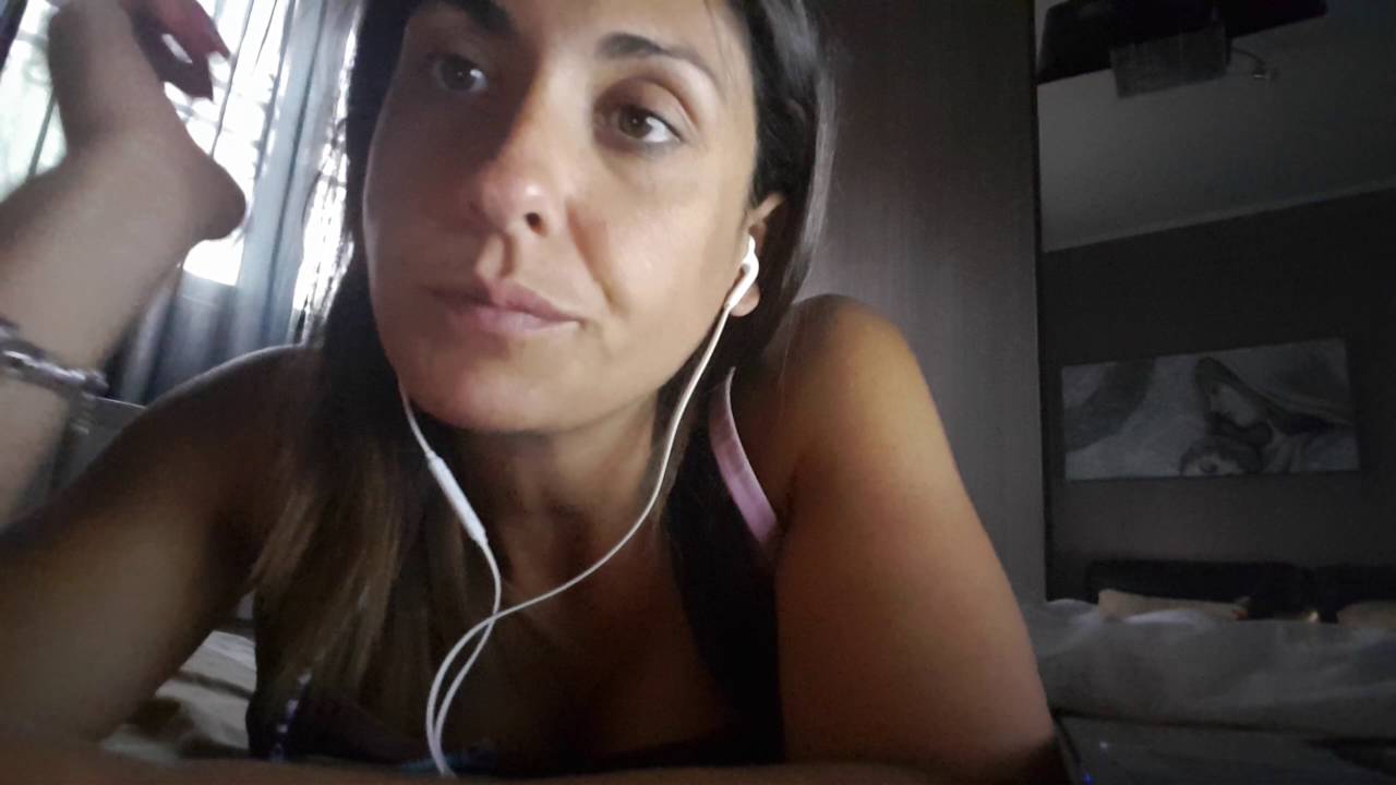 ASMR 😪 Whispering, eating sound chewing gum. Giusto 2 chiacchiere