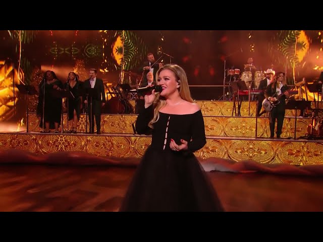 Kelly Clarkson - Underneath The Tree (Live from NBC's Christmas at the Opry)