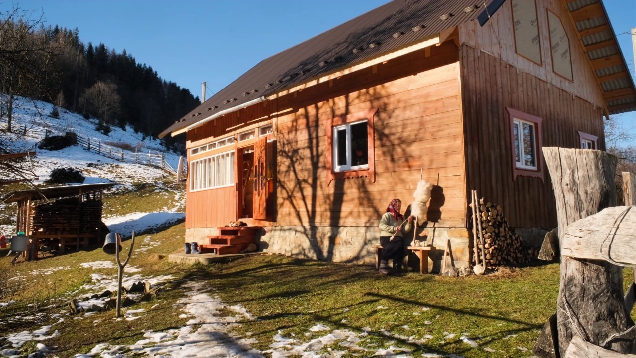 Счастливая жизнь пожилой женщины. Приготовление пищи и ремесло в отдаленном уголке мира