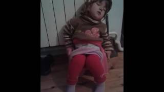 такая смешная уснула прямо на горшке