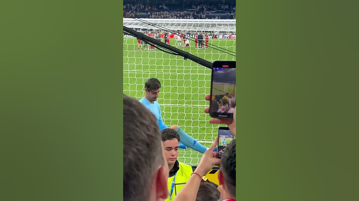 Real Madrld 3 - Vfb Stuttgart 1. Thibaut Courtois le regala la camiseta a un aficionado…