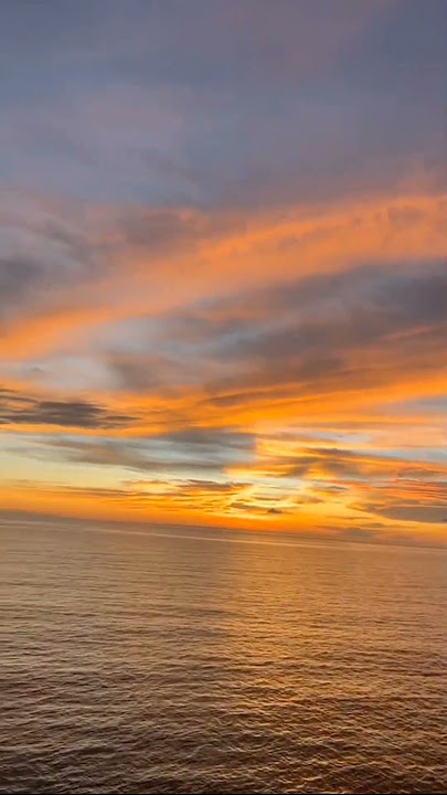 Melihat matahari terbenam di atas laut || story sunset