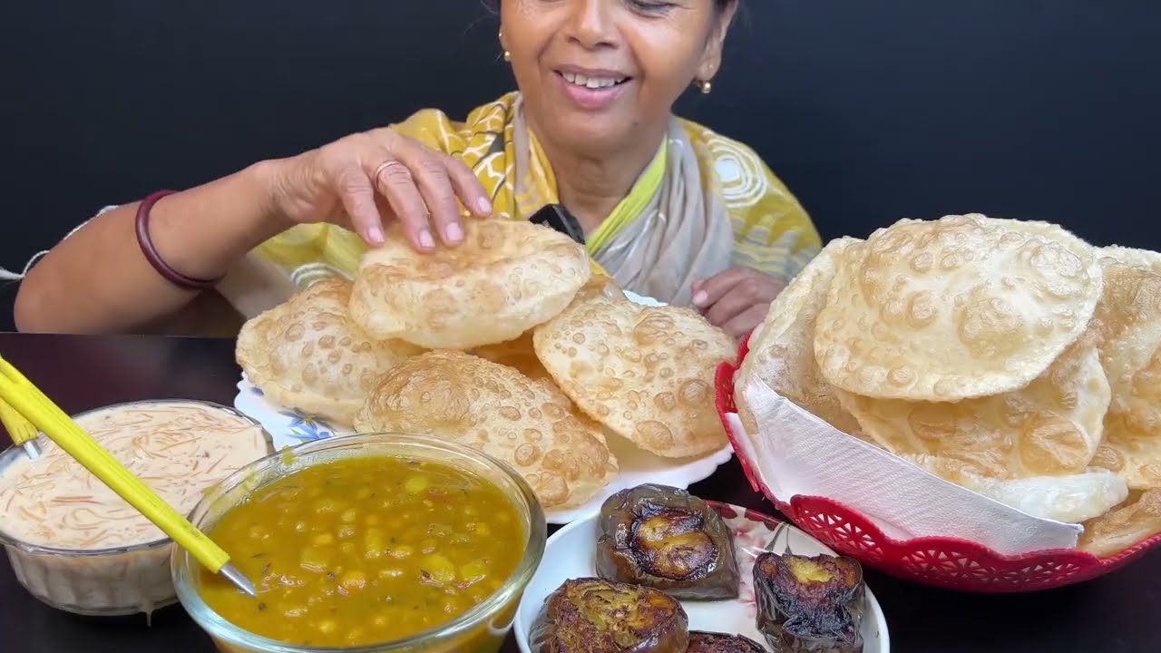 BIGBITES, EATING LUCHI, GHUGNI, SIMUI PAYESH, BEGUN VAJA..।।