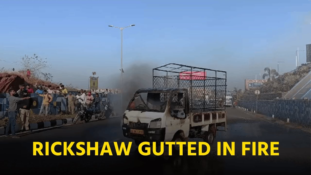 Fire Rickshaw Rickshaw Catches Fire Outside Dabolim Airport: WATCH || GOA365 - YouTube