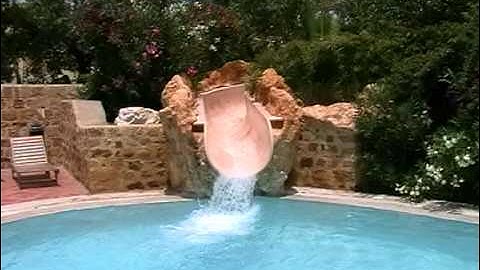 nos tiramos del tobogan de la piscina en tunez