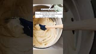 WHY CAKES CRACK ON TOP | 5 BAKING MISTAKES & EASY FIXES #cakes #bakingtips #shorts