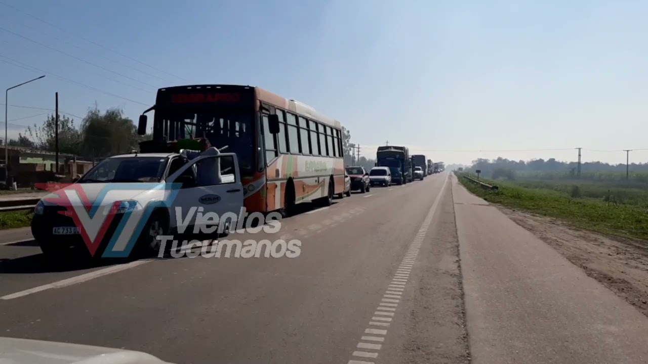 Tucumán: Cientos de vehículos esperan pasar en un corte de ruta