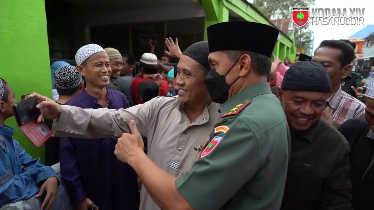 Pangdam XIV/Hasanuddin Serahkan Puluhan Hewan Kurban Untuk Masyarakat