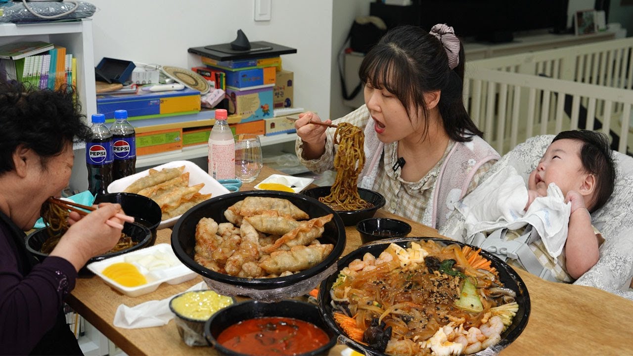 Late dinner of mom, dad and grandma : Black bean noodles