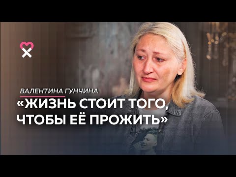 Видео: «Обнимать» Диван - это идеальный взлом для владельцев, не владеющих собаками