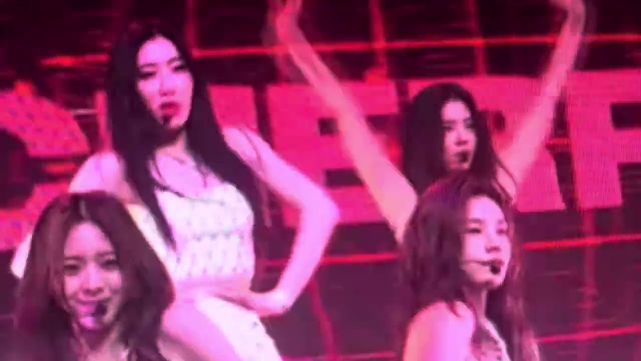Itzy concert performing cherry performance on the stage live