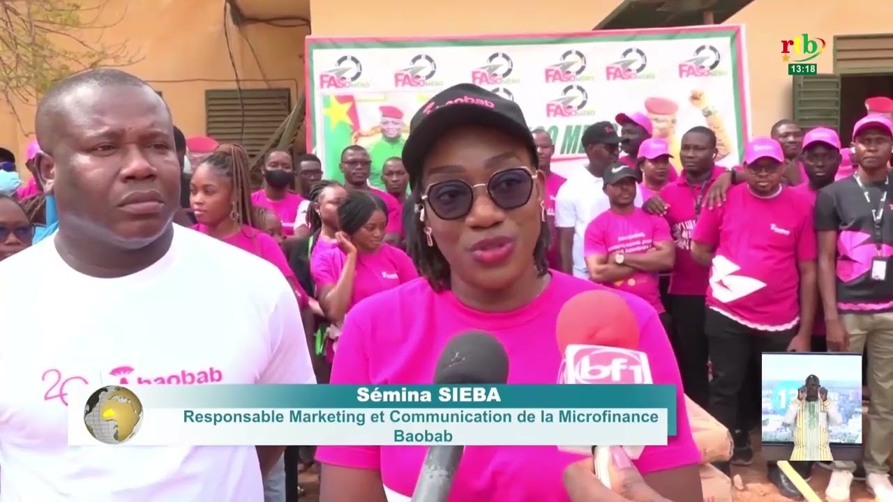 La micro finance Baobab remet du ciment, du sable, des brouettes et autres matériels à Faso Mêbo