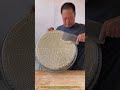 伝統的な生地作り:穴あき盆を使った小さな麺玉の手作り