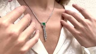 Vidéo: Collier pendentif en or gris 18 Cts avec une émeraude et diamants brillants.