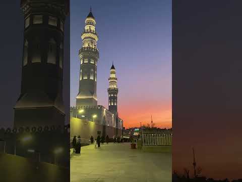 المشي بجانب مسجد قباء في المدينة المنورة وقت الغروب عند صلاة المغرب   