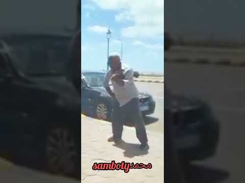 اختفى فجأة وظهرمن جديد رجل يسمع ويغنى هندى مع الراديو