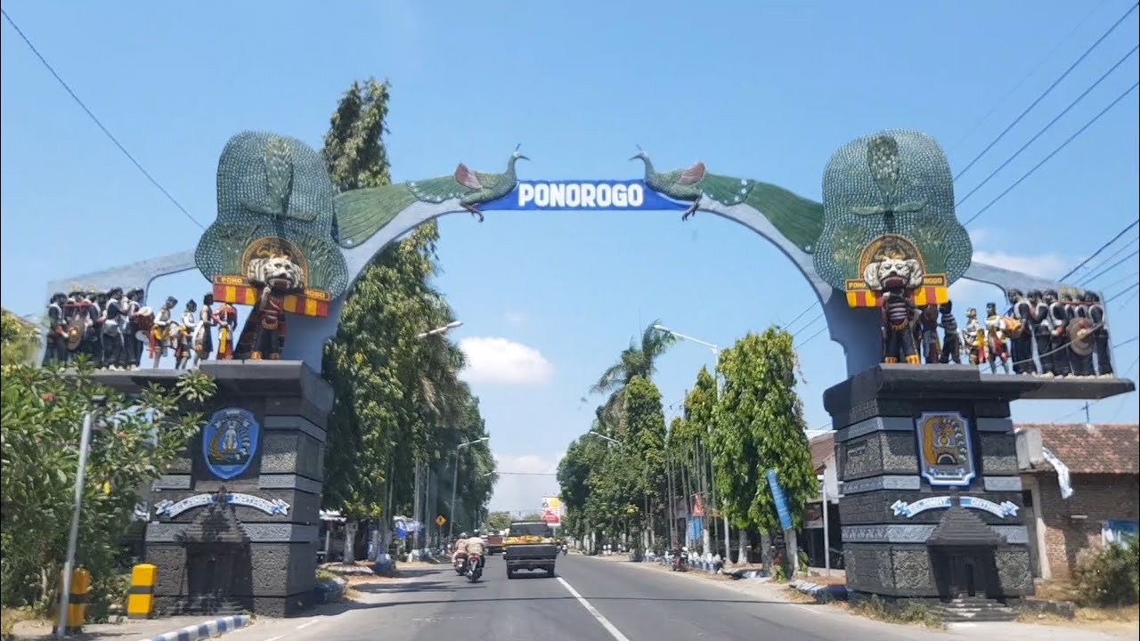 Gapura Ponorogo dari arah Madiun dan Kolase Suasana Dalam Kota Ponorogo