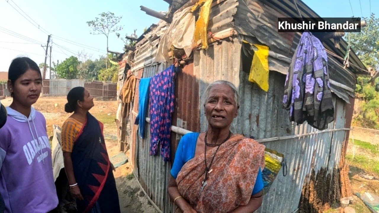 ছেলে থাকে রাজপ্রাসাদে আর বৃদ্ধা মা থাকে কুঁড়েঘরে।