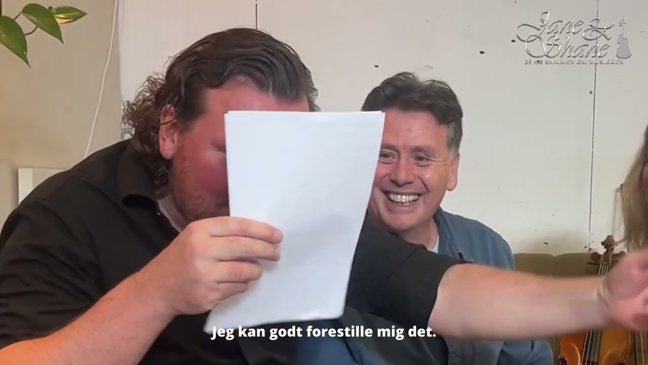 Jane & Shane med Band. Shane: "We're going 'old school'..."