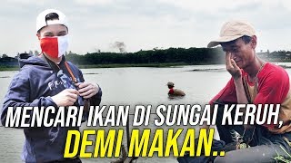 PAK AMSORI DI PHK,  MENGHARUSKAN DIA UNTUK MENCARI IKAN DI SUNGAI KERUH UNTUK MAKAN SEHARI-HARI ..