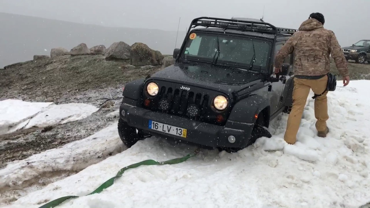 Jeep Wrangler stuck in snow - YouTube