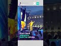 Солист «Дискотеки Авария» устроил шоу с голым торсом — Москва 24