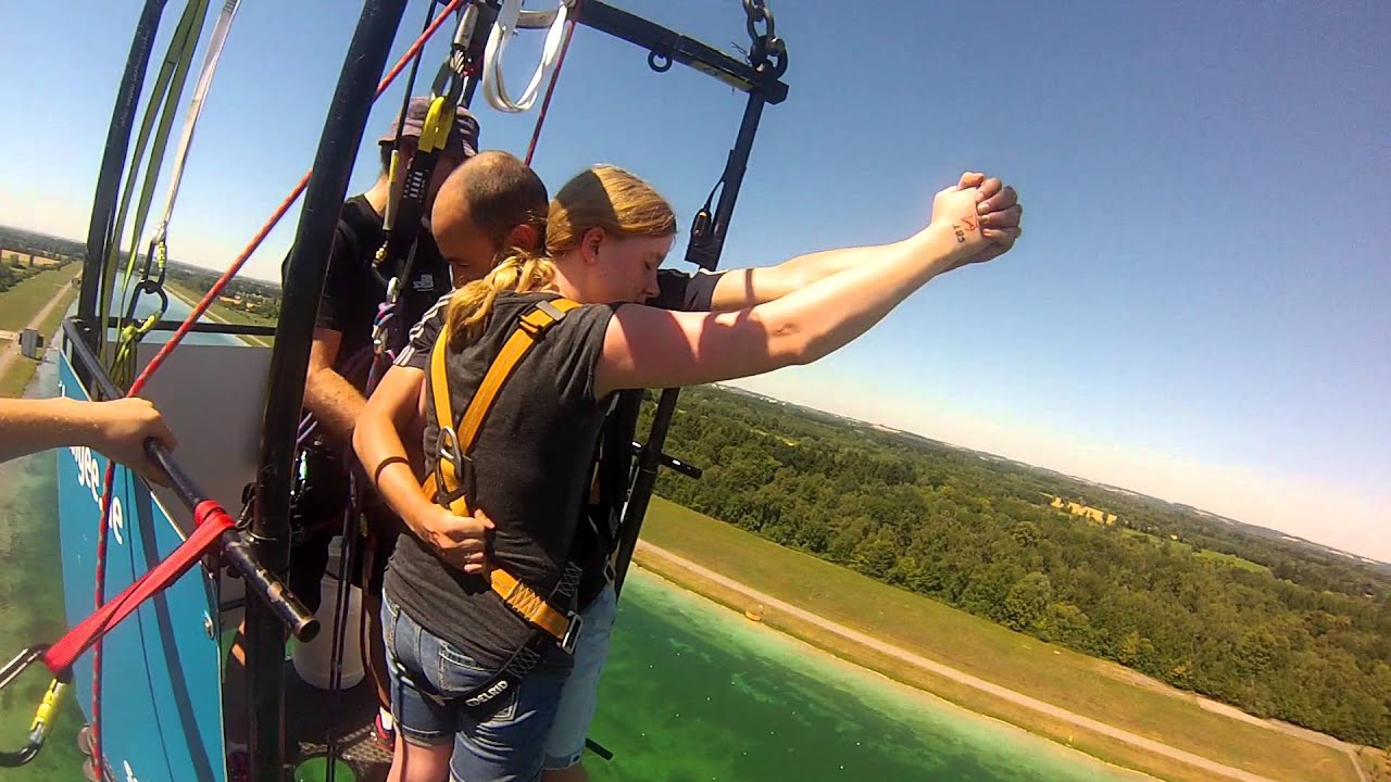 Bungee mit Kopf in Wasser, eintauchen, Tandemsprung 50 Meter